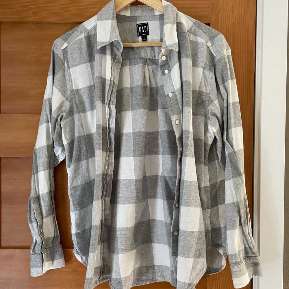 Gap button up flannel women size L in grey buffalo check